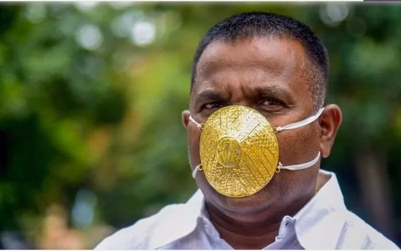 Đeo khẩu trang vàng 4.000 USD mong tránh được COVID-19 - ảnh 1