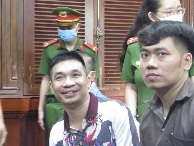 Văn Kính Dương tươi cười trước giờ tuyên án. Ảnh: H.Y Văn Kính Dương tươi cười trước giờ tuyên án. Ảnh: H.Y