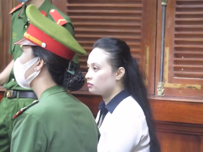 Hotgirl Ngọc Miu trước giờ toà khai mạc. Ảnh: H.Y.