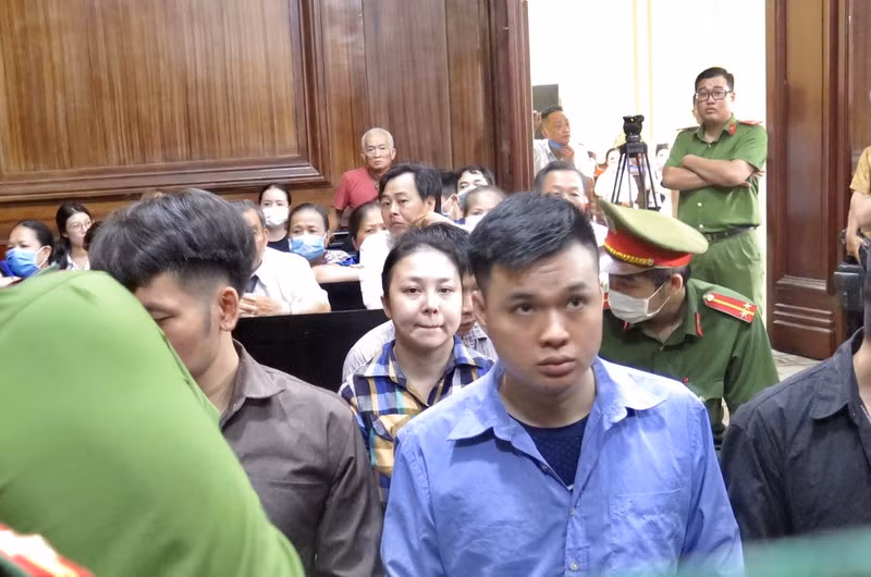 Các bị cáo được dẫn giải vào phòng xử trước khi toà tuyên án. Ảnh: H.Y.