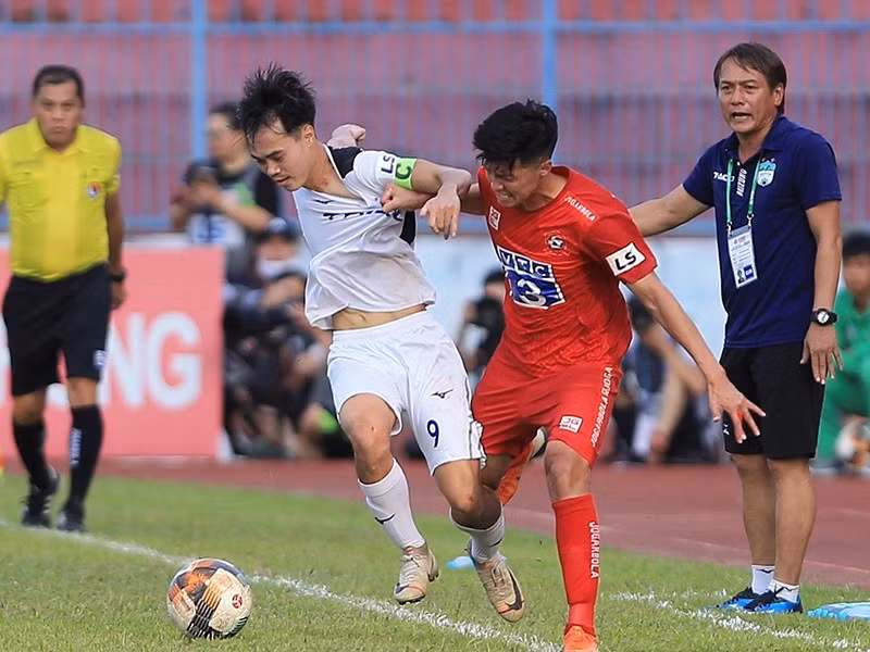 Ông bầu phố núi hiểu rằng những nỗ lực của Văn Toàn và một vài cầu thủ có thương hiệu thôi vẫn chưa đủ để HA Gia Lai lớn mạnh ở V-League. Ảnh: NGỌC DUNG.