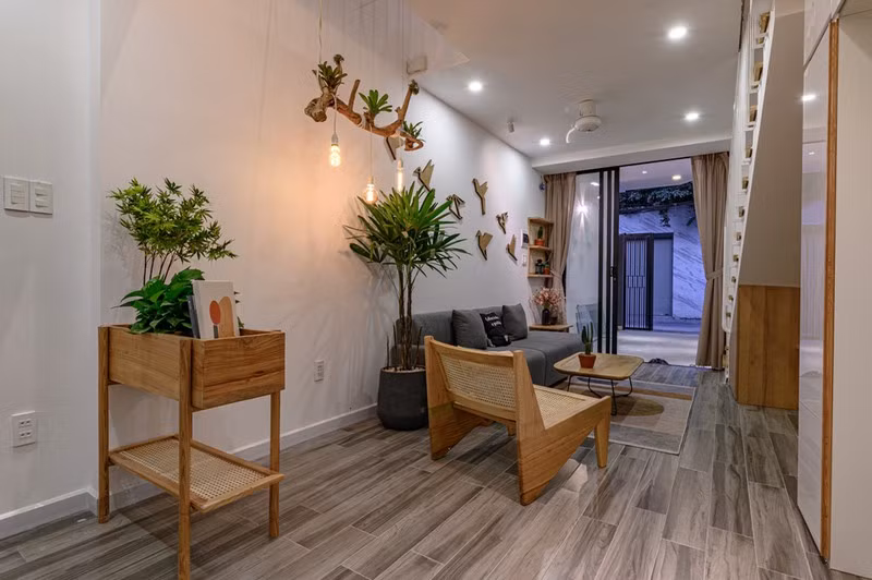 Dù bề ngang chỉ 3 m nhưng cách bài trí nội thất của chủ nhà khiến ngôi nhà trở nên khá rộng rãi và thoáng mát.