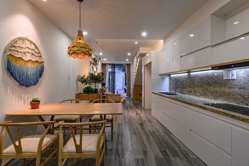 Phòng khách, phòng bếp và bàn ăn không bị phân chia bởi vách ngăn.