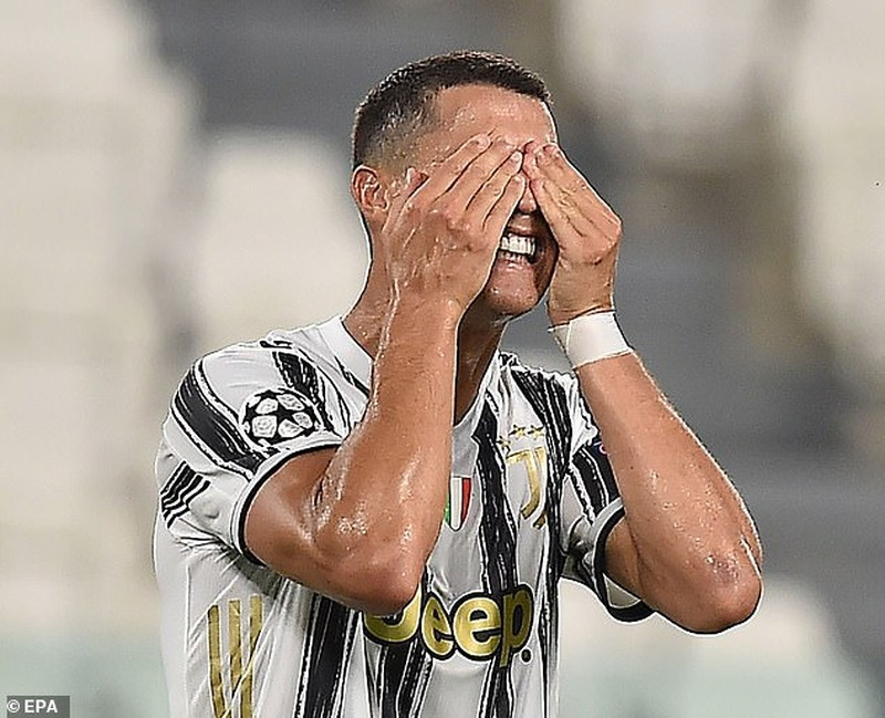Ronaldo thất vọng vì Juventus bị loại. ẢNH: EPA. Ronaldo thất vọng vì Juventus bị loại. ẢNH: EPA.