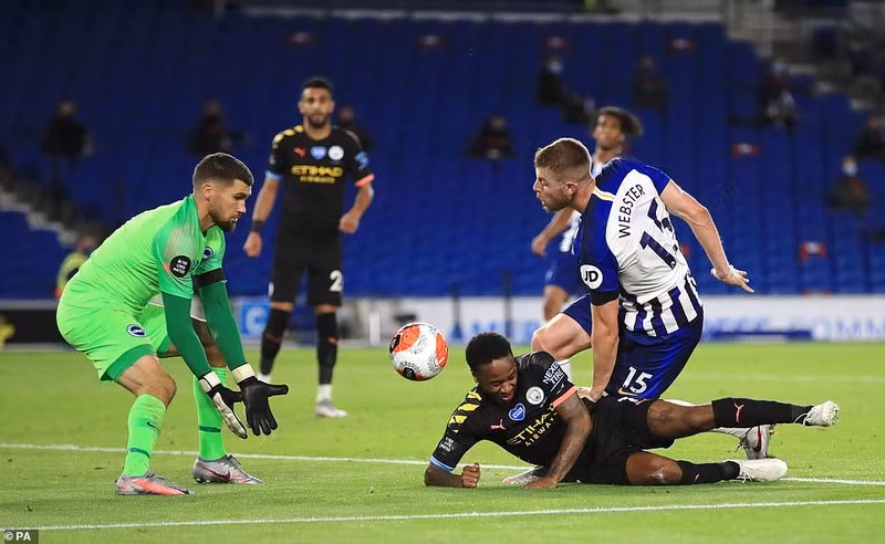 Sterling lập hat-trick theo cách hài hước. ẢNH: PA