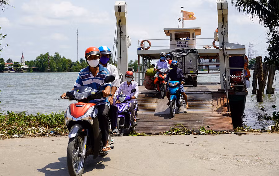 Phà Thới Lộc (nối Tiền Giang và Bến Tre) được huyện Chợ Lách cho hoạt động, trong khi tỉnh Tiền Giang thông báo ngưng. Ảnh: Hoàng Nam.