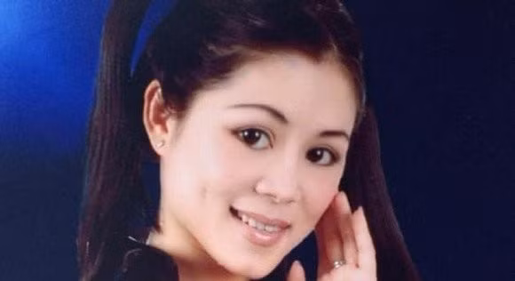 Theo loạt ảnh được đăng tải, có thể thấy thời trẻ bà xã MC Quyền Linh sở hữu gương mặt thanh thoát với đôi mắt to, tròn, sống mũi cao không kém một minh tinh nào thời ấy.