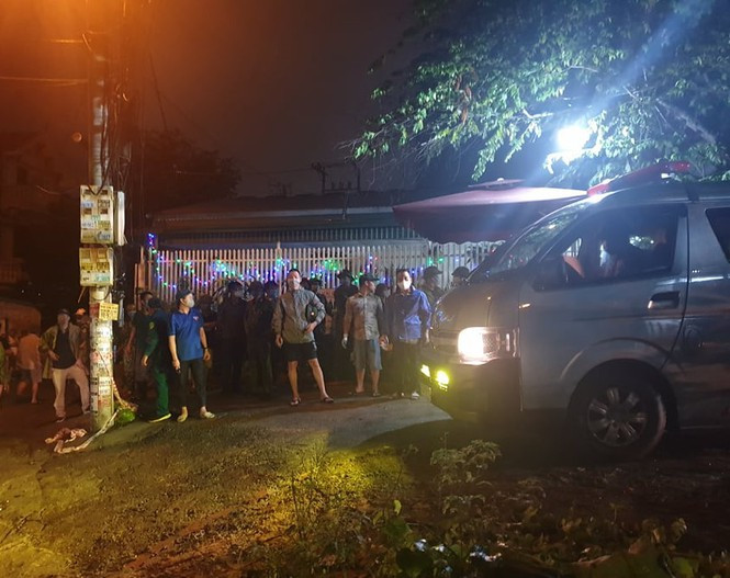 Thi thể nạn nhân đã được lực lượng chức năng đưa ra khỏi hiện trường, bàn giao cho gia đình. Thi thể nạn nhân đã được lực lượng chức năng đưa ra khỏi hiện trường, bàn giao cho gia đình.