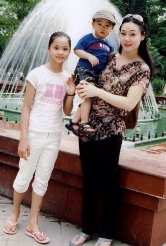Quách Thu Phương cùng hai con. Quách Thu Phương cùng hai con.