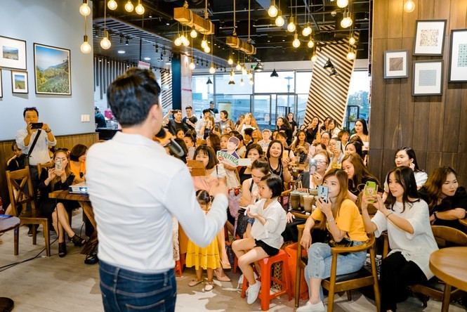Quốc Trường thể hiện khả năng ca hát ngọt ngào. Quốc Trường thể hiện khả năng ca hát ngọt ngào.
