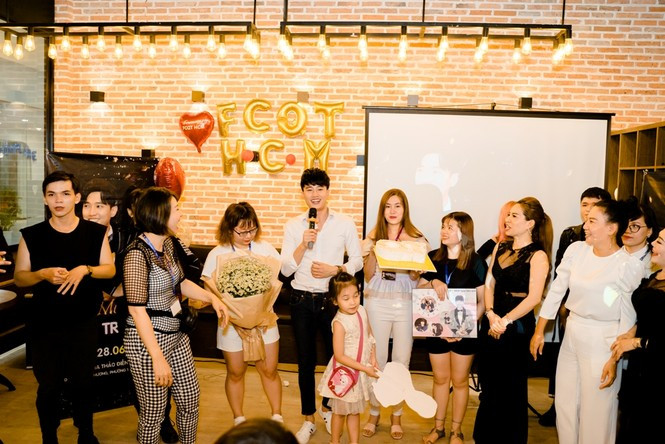 Cuối chương trình, Quốc Trường nhận được món quà sinh nhật muộn từ cộng đồng người hâm mộ. Cuối chương trình, Quốc Trường nhận được món quà sinh nhật muộn từ cộng đồng người hâm mộ.