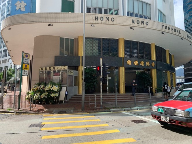 Bên ngoài Nhà tang lễ Hong Kong, nơi tổ chức đám tang cho cố tỷ phú họ Hà. Tang lễ diễn ra trong 3 ngày, từ 8-10/9. Cụ thể, ngày 8/7 là họ hàng và bạn bè thân thiết viếng, ngày 9/7 cúng viếng công khai, ngày 10/7 nhập quan. Bên ngoài Nhà tang lễ Hong Kong, nơi tổ chức đám tang cho cố tỷ phú họ Hà. Tang lễ diễn ra trong 3 ngày, từ 8-10/9. Cụ thể, ngày 8/7 là họ hàng và bạn bè thân thiết viếng, ngày 9/7 cúng viếng công khai, ngày 10/7 nhập quan.
