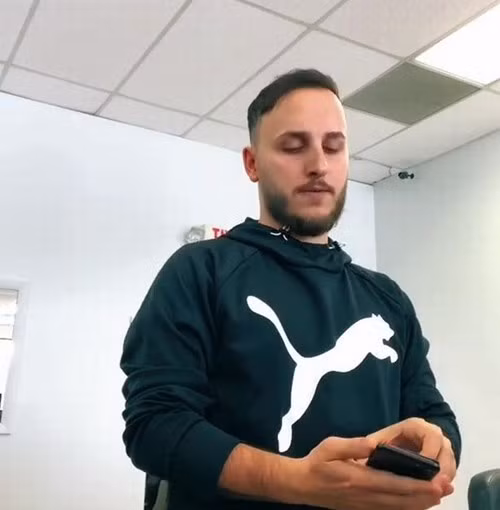 Tìm thấy tờ giấy bí ẩn gài trong iPhone của khách, anh thợ sửa máy hỏi ý kiến cư dân mạng - ảnh 4