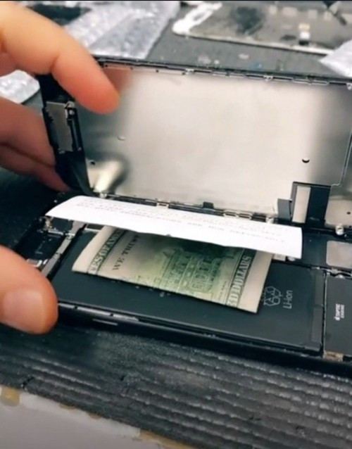 Anh thợ mở máy ra thì thấy mẩu giấy. Ảnh: Mani Warda. Tìm thấy tờ giấy bí ẩn gài trong iPhone của khách, anh thợ sửa máy hỏi ý kiến cư dân mạng - ảnh 2
