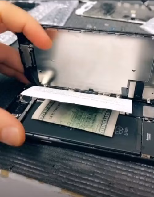 Tìm thấy tờ giấy bí ẩn gài trong iPhone của khách, anh thợ sửa máy hỏi ý kiến cư dân mạng - ảnh 2