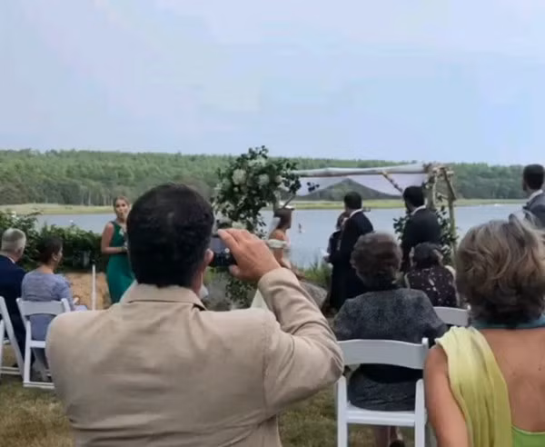 “Lời cảnh cáo” của thời tiết: Chú rể vừa “chê” năm 2020 thì sét đánh xuống, cắt ngang lễ cưới - ảnh 1