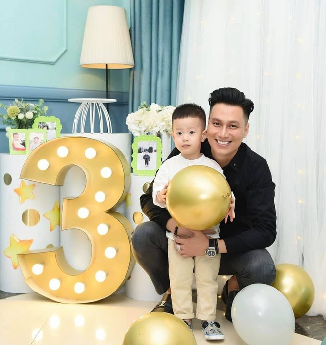 Việt Anh lần đầu nói về "áp lực và căng thẳng" sau ly hôn ảnh 2 Việt Anh lần đầu nói về hậu ly hôn, 'áp lực và căng thẳng' vượt qua cùng con trai - ảnh 2