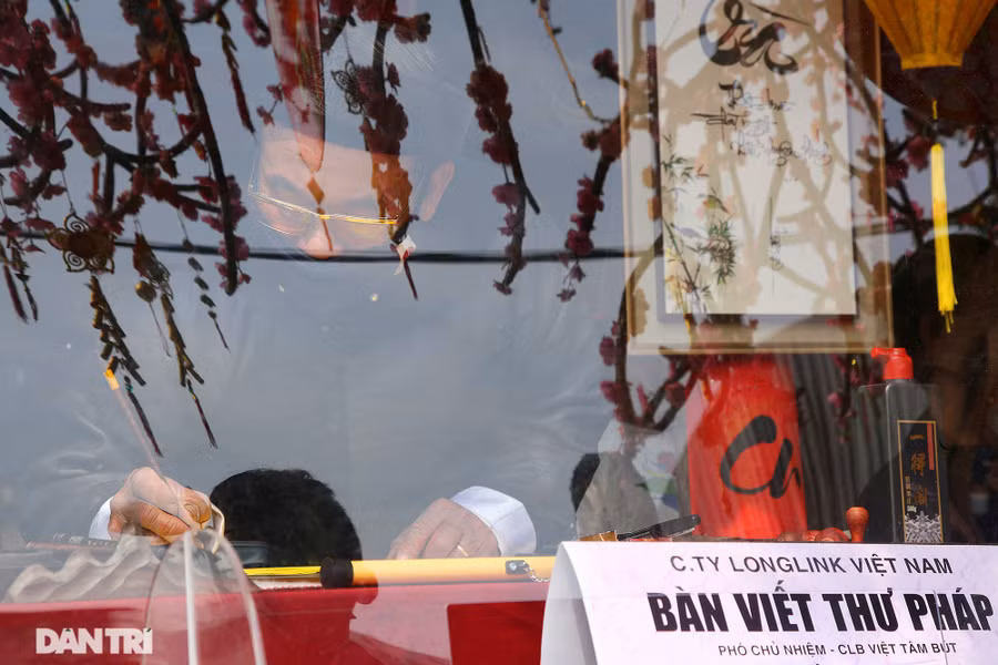 Ông đồ thời Covid-19 đeo khẩu trang cho chữ đầu xuân qua vách ngăn - 4