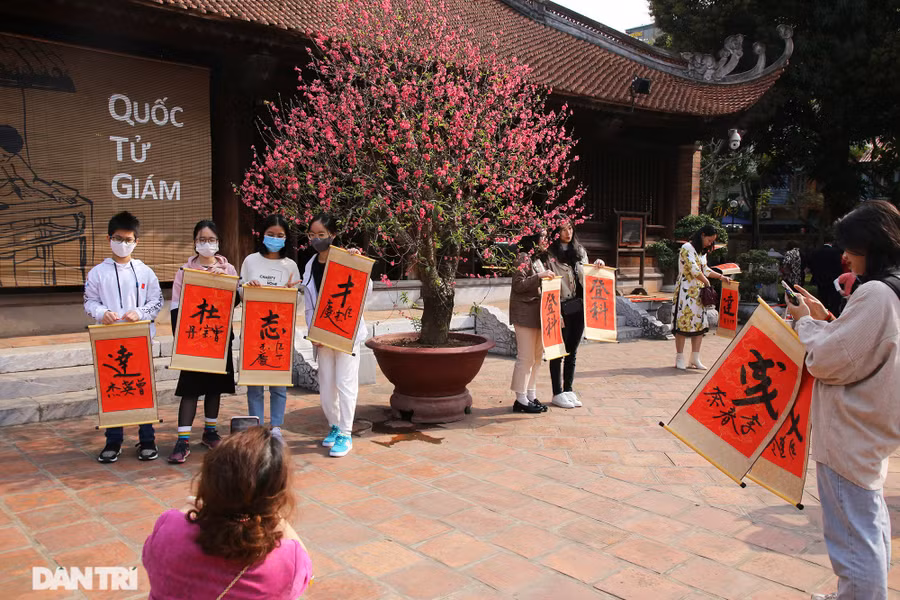 Ông đồ thời Covid-19 đeo khẩu trang cho chữ đầu xuân qua vách ngăn - 13