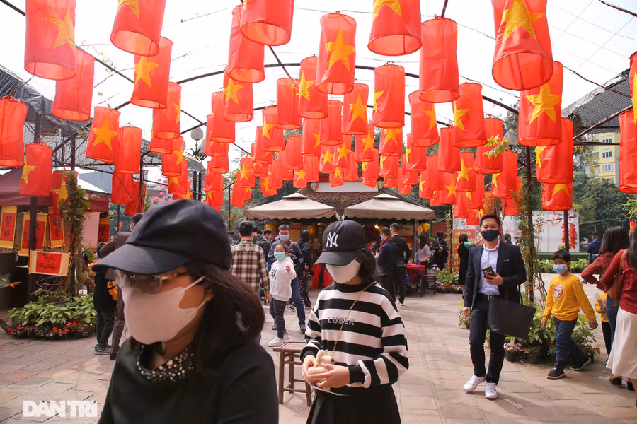 Ông đồ thời Covid-19 đeo khẩu trang cho chữ đầu xuân qua vách ngăn - 1