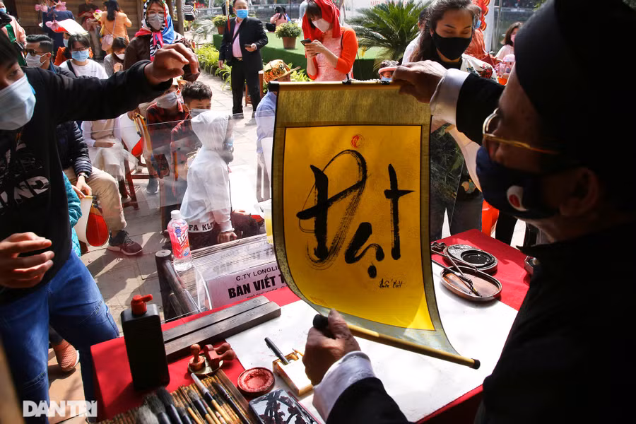 Ông đồ thời Covid-19 đeo khẩu trang cho chữ đầu xuân qua vách ngăn - 10