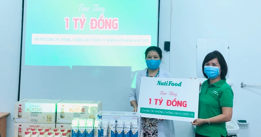 Nutifood tặng hơn 5 tỷ đồng cho các bệnh viện tuyến đầu chống dịch Covid-19