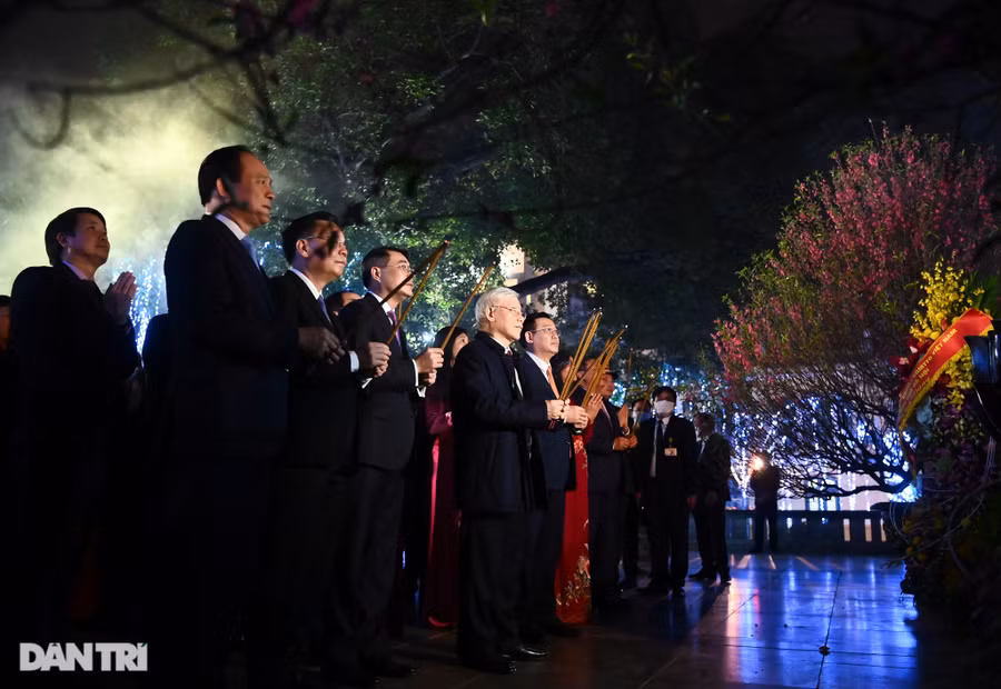 Tổng Bí thư, Chủ tịch nước chúc Tết nhân dân thủ đô bên Hồ Gươm - 1