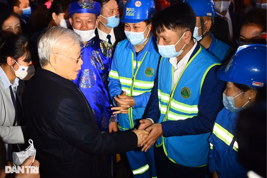 Tổng Bí thư, Chủ tịch nước chúc Tết nhân dân thủ đô bên Hồ Gươm - 6