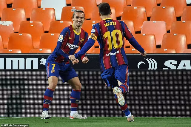 Griezmann nâng tỷ số lên 2-1 cho Barcelona ở phút 63.