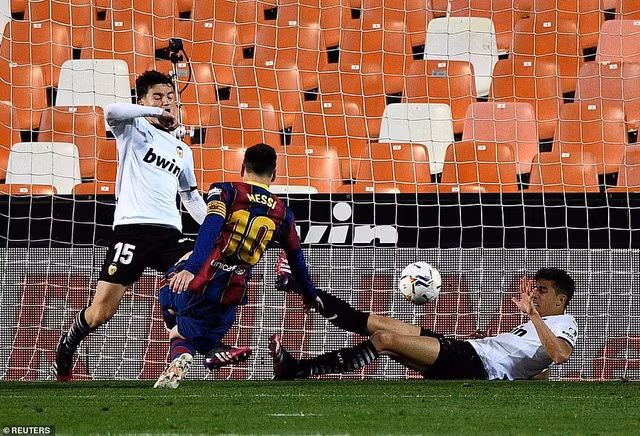 Messi đá bồi trên chấm phạt đền giúp Barcelona gỡ hòa 1-1.