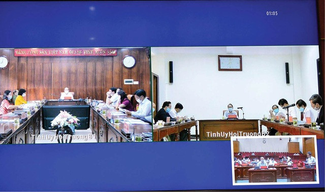 Hội nghị Tỉnh ủy Thừa Thiên Huế mở rộng vì dịch bệnh Covid-19 đã được tổ chức bằng hình thức trực tuyến và chia thành 3 điểm khác nhau Hội nghị Tỉnh ủy Thừa Thiên Huế mở rộng vì dịch bệnh Covid-19 đã được tổ chức bằng hình thức trực tuyến và chia thành 3 điểm khác nhau