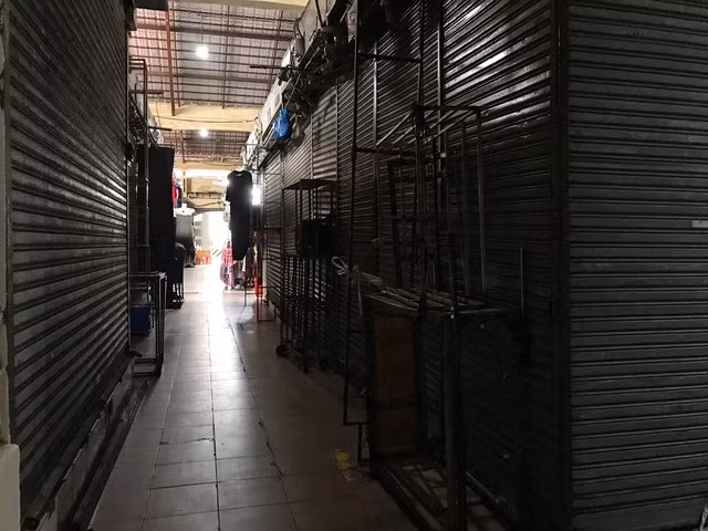 Tiểu thương chợ Bến Thành gặp khó, chuyển nghề đi giúp việc, chạy xe ôm - 3