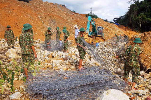 Các rọ thép bọc đá chuẩn bị đưa xuống lòng sông Rào Trăng