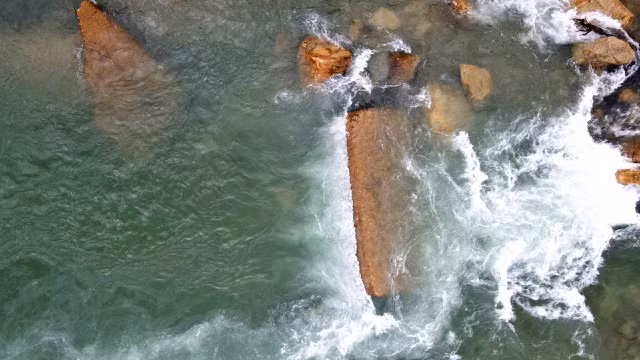 Sông Rào Trăng nước chảy xiết với vận tốc rất lớn