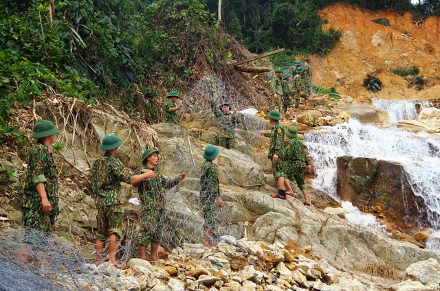 Đưa các rọ thép qua nhiều đoạn đường khó khăn