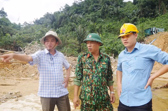 Trung tá Phan Thắng, Phó Chỉ huy trưởng, Tham mưu trưởng Bộ Chỉ huy Quân sự tỉnh Thừa Thiên Huế (đứng giữa) xem xét địa hình địa vật và các phương án tìm kiếm nạn nhân mất tích