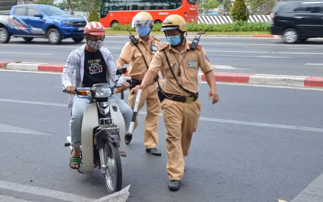 Trang bị vũ khí, xử lý ngay tình huống chống người thi hành công vụ - 2