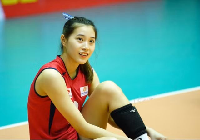 Hoa khôi bóng chuyền Đặng Thu Huyền bất ngờ giải nghệ ở tuổi 19 - 1