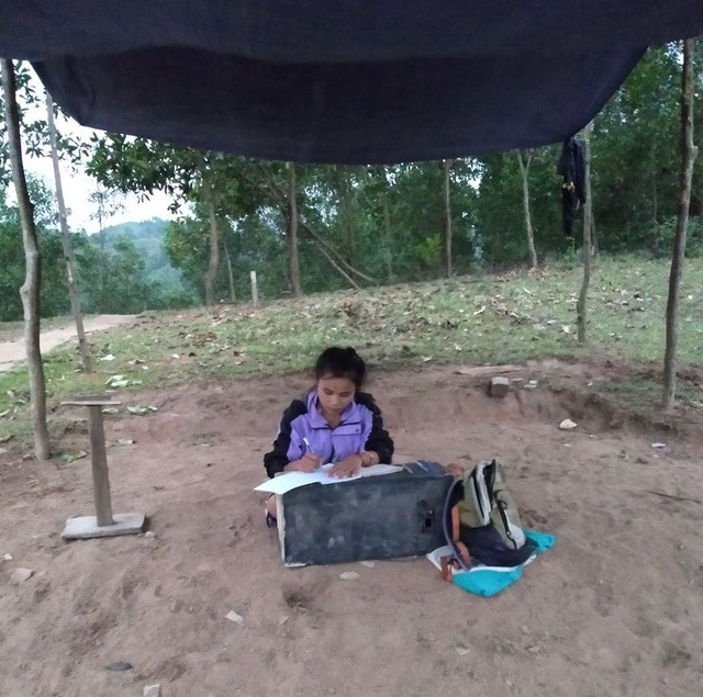 Để giúp con học trực tuyến giữa mùa dịch bệnh, cha mẹ em Tăm dựng cho cái lều trên đồi để học tập. Để giúp con học trực tuyến giữa mùa dịch bệnh, cha mẹ em Tăm dựng cho cái lều trên đồi để học tập.