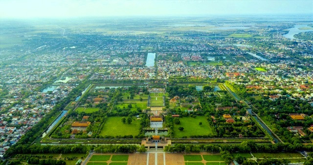 Với mức độ mở rộng gấp 5 lần, TP Huế được gộp các phường và thêm một số lượng lớn diện tích xã, phường của các huyện, thị xã xung quanh Với mức độ mở rộng gấp 5 lần, TP Huế được gộp các phường và thêm một số lượng lớn diện tích xã, phường của các huyện, thị xã xung quanh