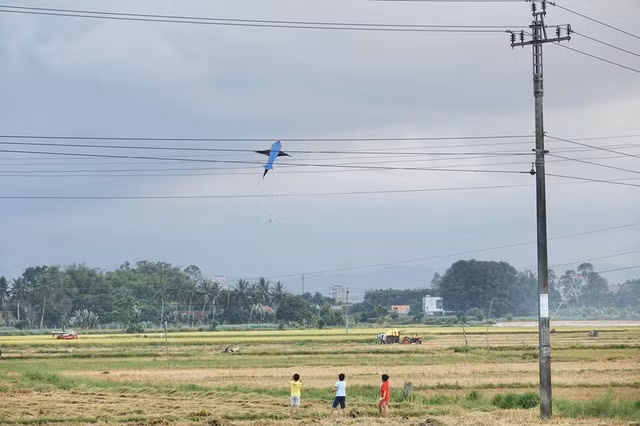 Nguy hiểm luôn rình rập các em học sinh khi thả diều gần đường dây điện