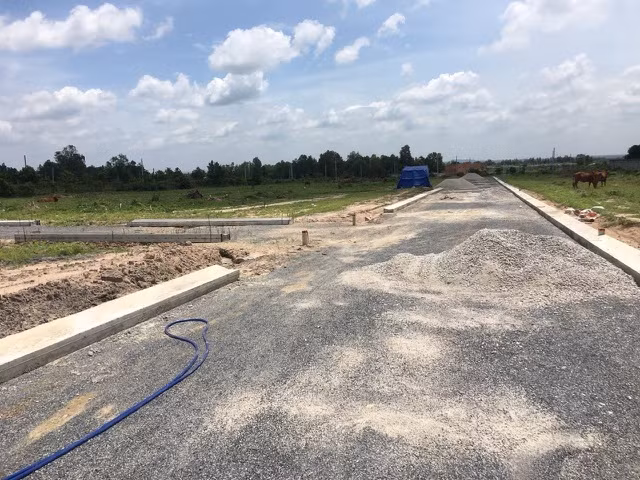 Các chuyên gia cảnh báo, nhà đầu tư cần cẩn trọng trước khi rót tiền mua đất.