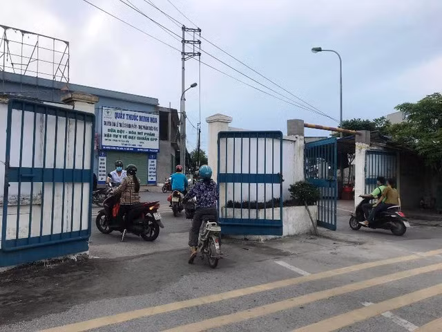 Cổng Khu công nghiệp Phúc Khánh, nơi chiếc xe bị chặn lại