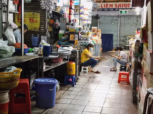 Tiểu thương chợ Bến Thành gặp khó, chuyển nghề đi giúp việc, chạy xe ôm - 8