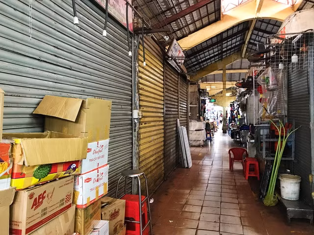 Tiểu thương chợ Bến Thành gặp khó, chuyển nghề đi giúp việc, chạy xe ôm - 9