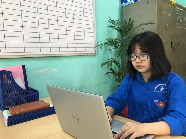 Giáp Bùi Việt Anh, nữ sinh lớp 12 Trường THPT Lục Ngạn số 1 là người sáng lập trang thông tin “Covid-19 Updated Information for Foreigners in Vietnam”. Giáp Bùi Việt Anh, nữ sinh lớp 12 Trường THPT Lục Ngạn số 1 là người sáng lập trang thông tin “Covid-19 Updated Information for Foreigners in Vietnam”.