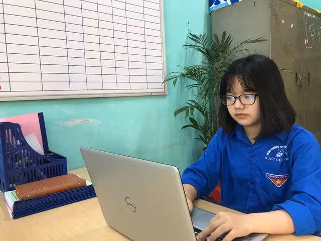 Giáp Bùi Việt Anh, nữ sinh lớp 12 Trường THPT Lục Ngạn số 1 là người sáng lập trang thông tin “Covid-19 Updated Information for Foreigners in Vietnam”.
