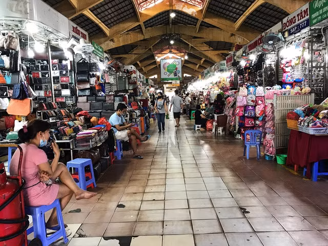 Tiểu thương chợ Bến Thành gặp khó, chuyển nghề đi giúp việc, chạy xe ôm - 2