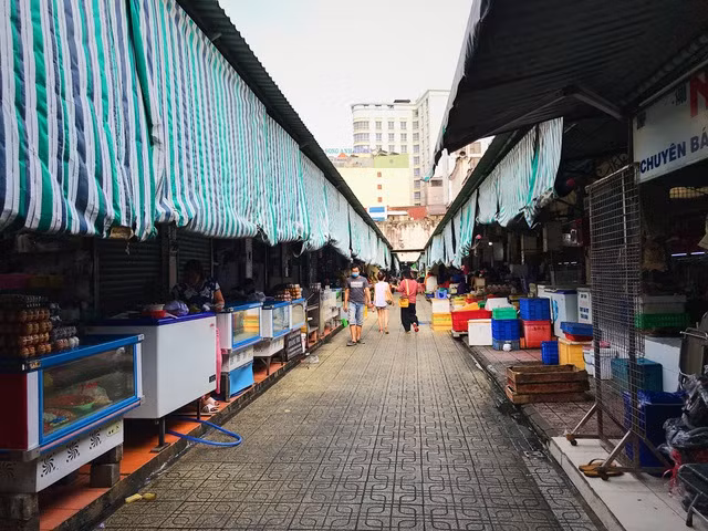 Tiểu thương chợ Bến Thành gặp khó, chuyển nghề đi giúp việc, chạy xe ôm - 7