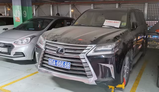 Ô tô biển số xanh 80A bị khóa bánh gây xôn xao cộng đồng mạng. (Ảnh N.V.Q.)